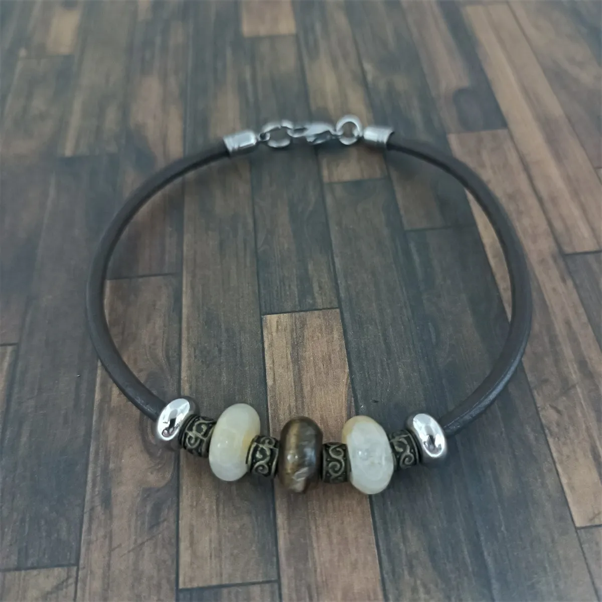 Bracelet cuir et perles naturelles tons marron/beige