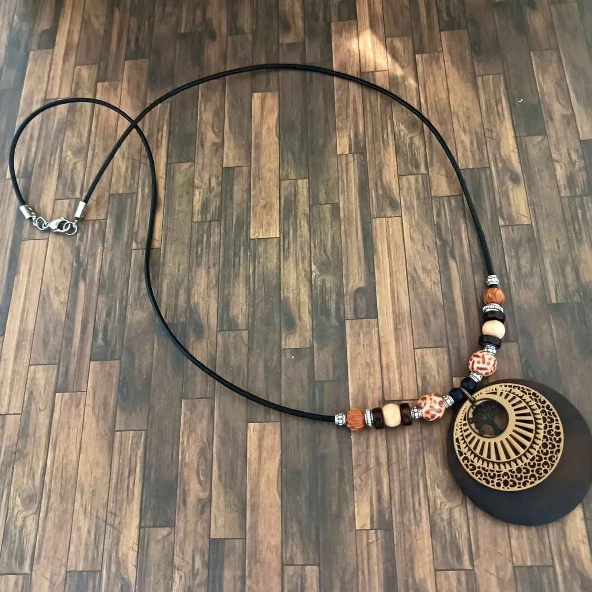 Collier bois et cuir tons marron beige