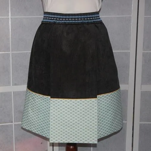 Jupe plissée en velours milleraies  et coton dans les tons gris bleu et jaune taille élastique