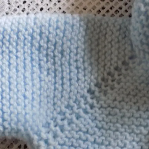 Manteau , gilet à capuche pour bébé réalisé main au tricot , coloris 3 tons de bleu , t:6/9 mois.