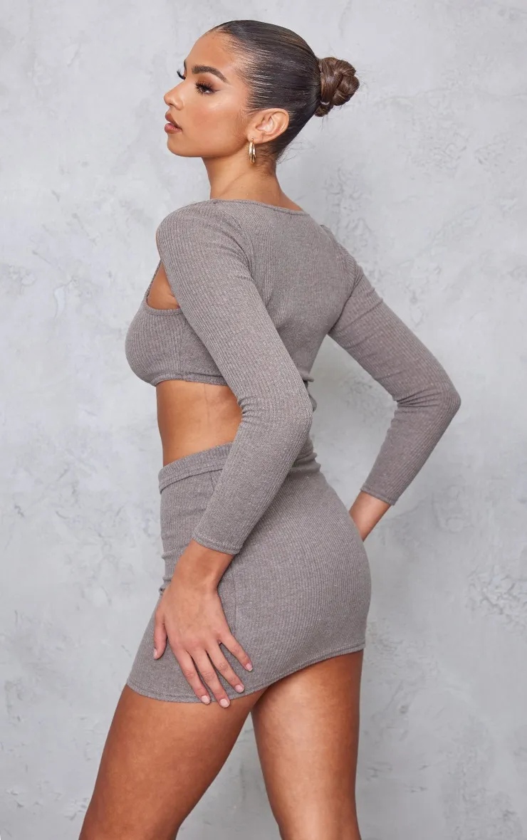 Robe moulante côtelée chocolat à découpes sur la taille et détail boutons