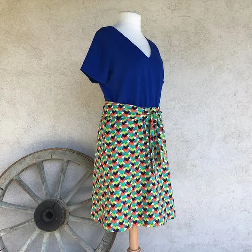 Robe trapèze dans les tons bleu vert rouge noir et bleu, taille élastiquée, manche courte, encolure en v