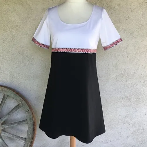 Robe trapèze en coton légèrement satiné dans les tons noir et blanc avec une touche de rouge