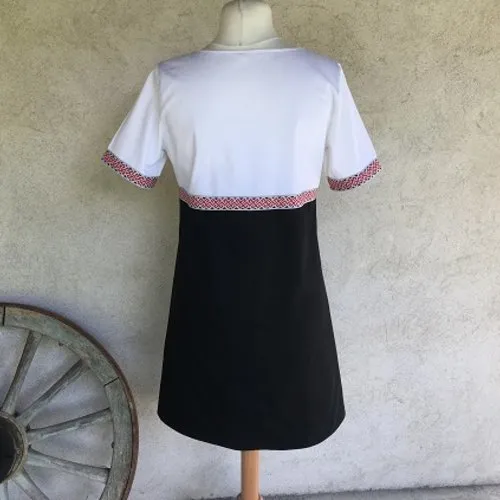 Robe trapèze en coton légèrement satiné dans les tons noir et blanc avec une touche de rouge