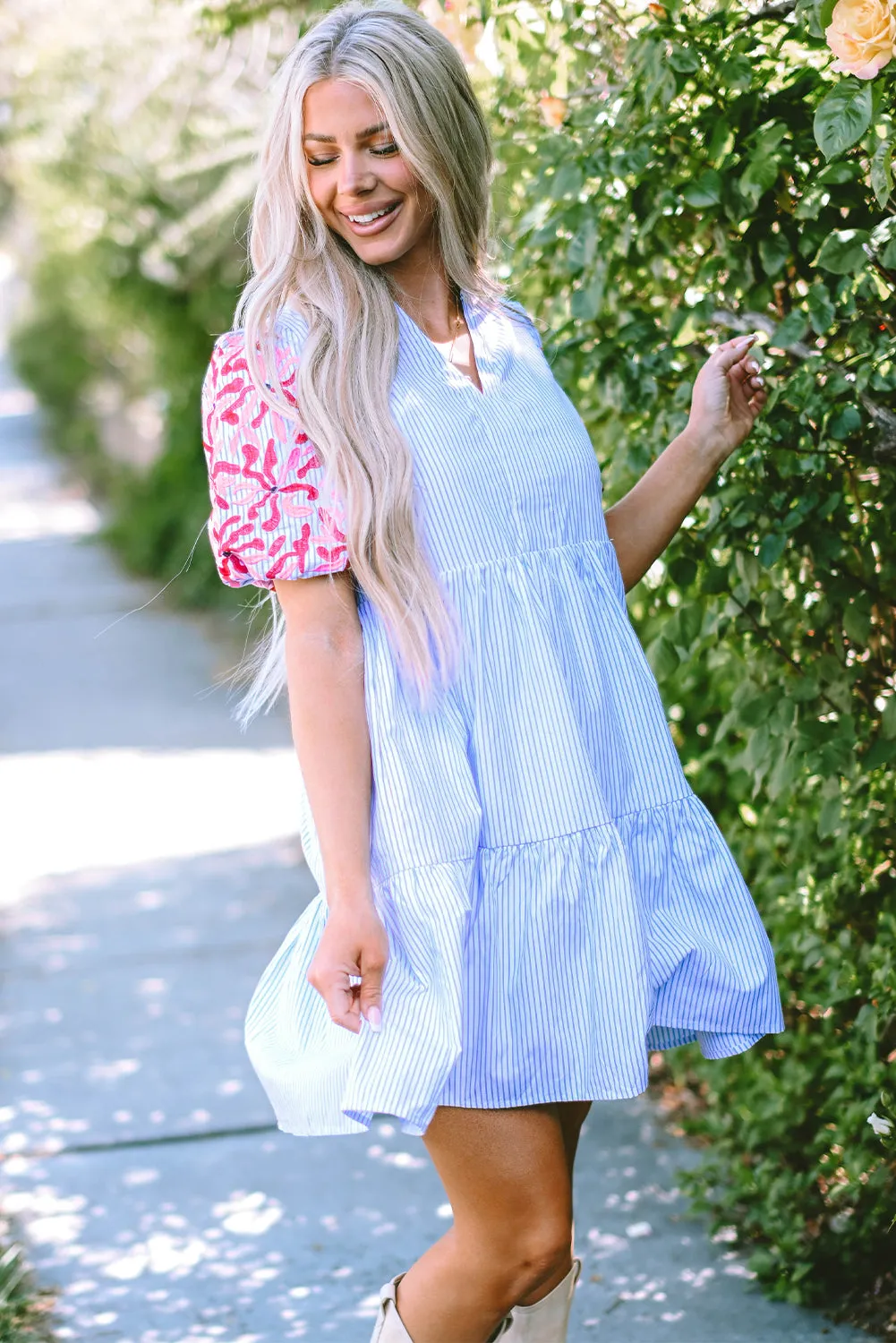 Robe à volants à plusieurs niveaux à rayures et manches bouffantes florales contrastées bleu ciel