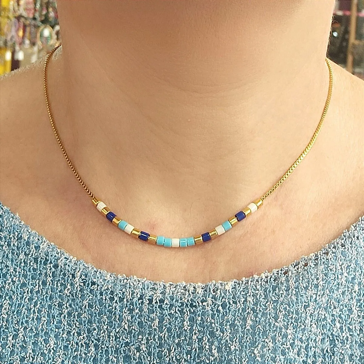 Tour de cou chaîne et perles tons bleu