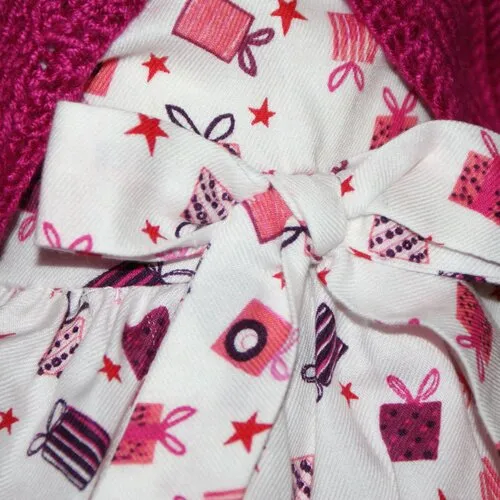 Vêtement pour poupée 42 cm robe fond blanc imprimée de petits cadeaux  tons bordeaux